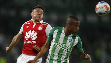 Sebasti&aacute;n Salazar y Jeison Lucum&iacute; en el partido entre Nacional y Santa Fe por Liga &Aacute;guila I-2018