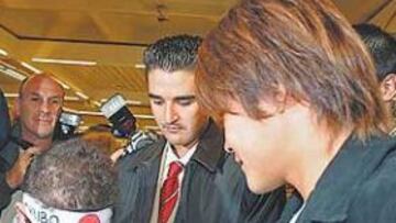 <b>BIEN ACOMPAÑADO. </b>Yoshito Okubo ya está en Palma de Mallorca. El delantero japonés, primer fichaje del equipo bermellón en el mercado de invierno, llegó ayer por la noche a la Isla acompañado por un traductor, su representante y el director de la cadena de televisión Wo Wow, que tiene los derechos del jugador. Okubo será presentado este mediodía en Son Moix.