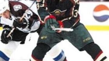 <b>TRAGEDIA. </b>Zholtok, en primer plano, sufrió un infarto en la pista.