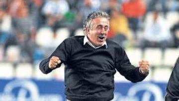 <b>FELIZ. </b>Manuel Preciado no ocultó su tremenda alegría por la victoria del Sporting en Zorrilla.