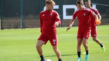 Rementer&iacute;a controla el bal&oacute;n ante la presi&oacute;n de Carreira durante un entrenamiento del Mirand&eacute;s.