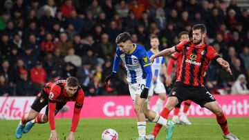 BOURNEMOUTH, ENGLAND - APRIL 04: Julio Enciso of Brighton & Hove Albion runs with the ball past Jack Stephens of AFC Bournemouth during the Premier League match between AFC Bournemouth and Brighton & Hove Albion at Vitality Stadium on April 04, 2023 in Bournemouth, England. (Photo by Mike Hewitt/Getty Images)