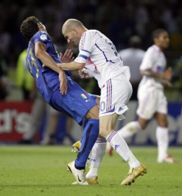 Momento en que Zinedine Zidane golpea al italiano Marco Materazzi y el árbitro argentino Horacio Elizondo le muestra la tarjeta roja, durante el partido de la final del Mundial de Alemania. A pesar de este borrón al final de su carrera, Zizou fue elegido el mejor jugador del Mundial.
