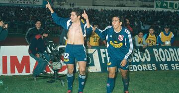 Muñoz, a la izquierda, celebrando un gol en la U. 