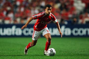 FC Barcelona: 1999-01.
Benfica: 2001-07.