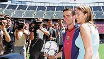 <B>EL MÁS CARO DE LA HISTORIA</B>. Marc Overmars llegó procedente del Arsenal con un coste de 6.600 millones de pesetas (39,5 millones de euros) en julio de 2000. En la imagen, Overmars y su esposa, en su presentación.