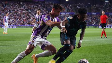 Ramazani y Luis Péresz, durante el Valladolid - Almería.