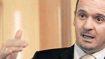 <b>SIN RESPIRO. </b>Mijatovic quiere vestir de blanco a Robben y Drenthe cuanto antes.