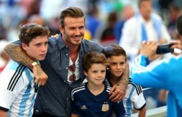 David Beckham y sus hijos Brooklyn Beckham, Cruz Beckham y Romeo Beckham.