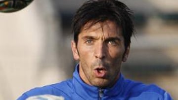 El portero de la Juventus y de la selección italiana Gianluigi Buffon ha valorado en Tuttosport los fichajes de Kaká y Cristiano por el Real Madrid. El italiano considera que las cifras que se han pagado por ambos jugadores son "irresponsables".