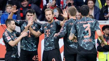 Freiburg (Germany), 25/01/2025.- Harry Kane of Munich (C) celebrates with teammates after scoring the 0-1 goal during the German Bundesliga soccer match between SC Freiburg and FC Bayern Munich in Freiburg, Germany, 25 January 2025. (Alemania) EFE/EPA/RONALD WITTEK CONDITIONS - ATTENTION: The DFL regulations prohibit any use of photographs as image sequences and/or quasi-video.