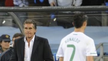 Queiroz mira a Cristiano en el partido contra Espa&ntilde;a.