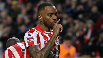 Ivan Toney, jugador del Brentford, celebra un gol.