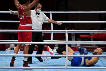 Enmanuel Reyes Pla, 'El Profeta', elimina a Vassily Levit, subcampeón olímpico, en el segundo asalto tras un KO.