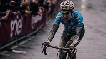 Wout Van Aert compite durante la pasada Strade Bianche.