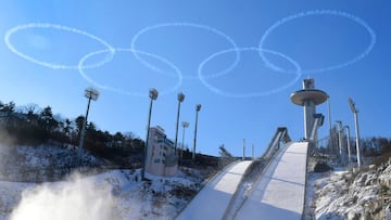 Miembros del ej¨¦rcito del aire de Corea del Sur hacen el logo ol¨ªmpico con los 5 aros en el cielo encima de la plataforma de saltos que se usar¨¢ en los Juegos Ol¨ªmpicos de invierno en Pyeongchang