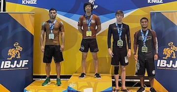 Nicolás Ponce (a la izquierda), con la medalla de plata en el Mundial adulto de jiu-jitsu No-Gi.