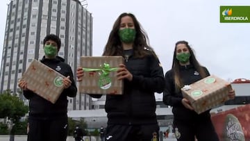 Las Guerreras de la selección española de balonmano femenino Mercedes Castellanos, Silvia Arderius y Carmen Campos posan con juguetes para entregarlos a los niños ingresados en el Hospital La Paz de Madrid con el apoyo de Iberdrola.