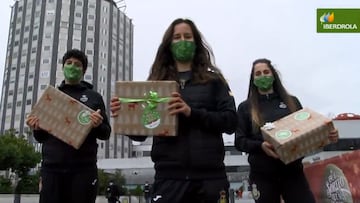 Las Guerreras de la selecci&oacute;n espa&ntilde;ola de balonmano femenino Mercedes Castellanos, Silvia Arderius y Carmen Campos posan con juguetes para entregarlos a los ni&ntilde;os ingresados en el Hospital La Paz de Madrid con el apoyo de Iberdrola.