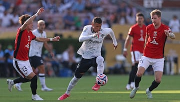 PASADENA, CALIFORNIA - JUNE 25: Nelson Deossa #6 of CF Monterrey runs with the ball while under pressure from Ryoma Watanabe #13 and Samuel Gustafson #11 of Urawa Red Diamonds during the FIFA Club World Cup 2025 group E match between Urawa Red Diamonds and CF Monterrey at Rose Bowl Stadium on June 25, 2025 in Pasadena, California. Stu Forster/Getty Images/AFP (Photo by Stu Forster / GETTY IMAGES NORTH AMERICA / Getty Images via AFP)