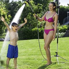 Refréscate en verano con esta ducha de jardín 2 en 1, que también sirve para regar