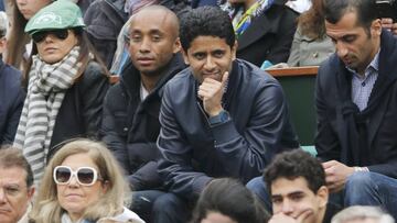 El presidente del PSG Nasser al-Khelaifi presencia un partido del torneo de Roland Garros.