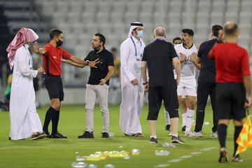 Xavi Hernández, entrenador del Al-Sadd, pide explicaciones al árbitro, visiblemente enfadado, tras la disputa del partido entre su equipo y el Al-Nassr de Arabia Saudí, correspondiente a la Liga de Campeones de la AFC (Confederación Asiática de Fútbol). El resultado (1-1) no fue muy del agrado del técnico español, a juzgar por sus protestas.