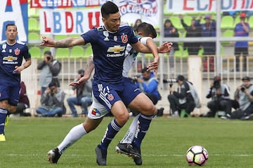 El jugador de Universidad de Chile Lorenzo Reyes,  centro, disputa el balon con Enzo Gutierrez de Santiago Wanderers durante el partido de primera division en el estadio Elias Figueroa de Valparaiso, Chile.