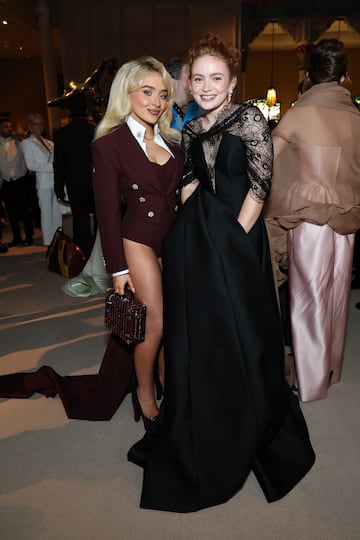 Sabrina Carpenter y Sadie Sink durante la fiesta de la Gala del Met 2025, "Superfine: Sastrer¨ªa de estilo negro", en el Museo Metropolitano de Arte de la ciudad de Nueva York.