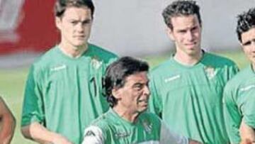 <b>NUEVA ERA. </b>Paco Chaparro dirigió ayer su primer entrenamiento al frente de la primera plantilla del Betis.