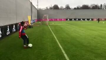 La extraordinaria rabona de Vidal en la práctica del Bayern
