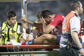 Diego Costa se lesionó el tobillo en el minuto 25 de partido. Sufre un esguince de grado alto y se le harán más pruebas para descartar afectación ósea.