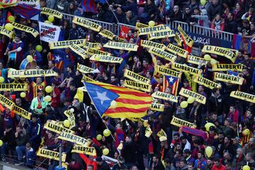 Soccer Football - La Liga Santander - FC Barcelona v Real Madrid - Camp Nou, Barcelona, Spain - October 28, 2018  Barcelona fans hold up banners during the match        