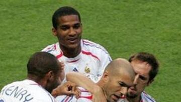 <b>ZIZOU, EL MEJOR. </b>Zinedine Zidane es felicitado por sus compañeros después de marcar el gol de penalti.