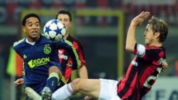 <b>CRUCE DE PIERNAS. </b>Emanuelson y Ambrosini, en el duelo de ayer.