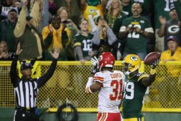 El siguiente drive de los Packers se saldó con un field goal de Crosby de 44 yardas, y el siguiente de los Chiefs, con su enésimo punt. Tras éste, los Green Bay Packers siguieron con su exhibición, que les llevó de su yarda 32 a la 27 de K.C. No huddle y pase de 27 yardas a James Jones que sería un nuevo touchdown para los locales, que ponía el 24 a 7 con el que acabaría la primera parte. Jones fue el máximo receptor de Green Bay con 139 yardas en 7 recepciones.