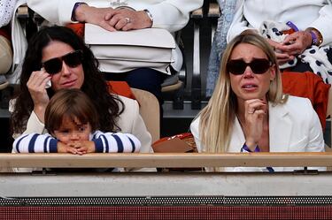 La mujer de Nadal, Xisca Perelló y su hermana María Isabel Nadal, muy emocionadas durante el homenaje. 
 