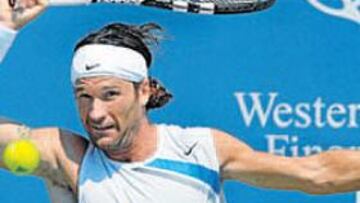 <b>BUEN TORNEO. </b>Carlos Moyá no pudo remachar un buen torneo con el pase a semifinales.