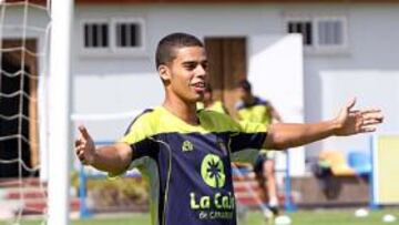 <b>ILUSIONADO. </b>Aythami, en un entrenamiento, espera poder jugar su primer derbi con los amarillos.