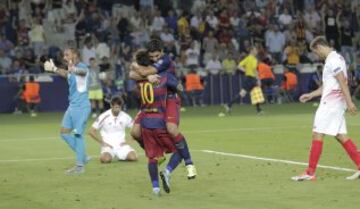 Luis Suárez celebra el 4-1 con Messi. 