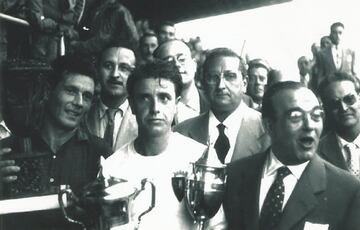 El presidente Césareo Alierta, junto a los capitanes Bernad (Zaragoza) y González (Osasuna) con los trofeos  a la conclusión del partido 