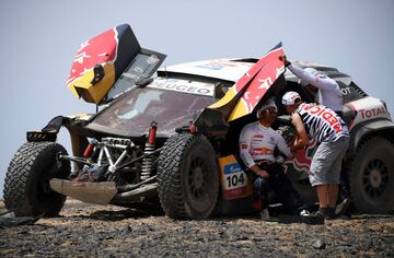 En la etapa 9, Sebastien Loeb y Daniel Elena han perdido toda opci車n de victoria. Rompieron en frontal de su coche al no ver un agujero. Perdieron m芍s de siete horas en la clasificaci車n general.