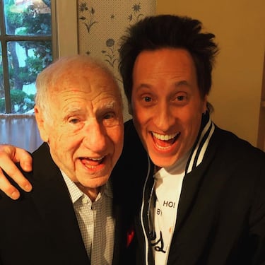 Mel Brooks, es un guionista, actor y director de cine estadounidense, especializado en el género de comedia. En la década de los 70 se convirtió además en uno de los cineastas más importantes del género, realizando películas como 'Los productores', 'El misterio de las doce sillas' o 'El jovencito Frankestein'