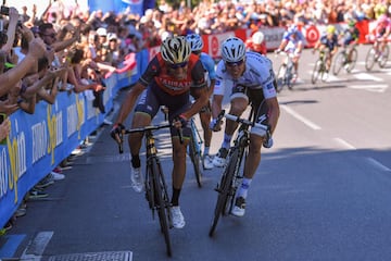 Vincenzo Nibali esprinta hacia la meta de Bergamo.