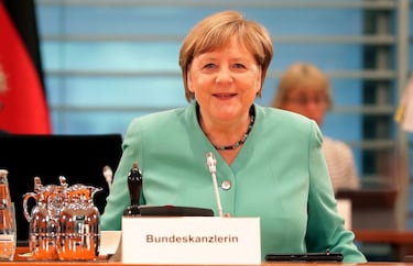 Angela Merkel ha querido predicar con el ejemplo recibiendo ella misma su primera dosis de la vacuna de AstraZeneca este viernes. El portavoz del gobierno alemán, Steffen Seibert, ha sido el encargado de anunciar que la canciller se ha puesto la vacuna, asegurando que está "contenta". Por su parte, la propia líder ha explicado que "vacunarse es la clave para salir de la pandemia". En Alemania están limitando el uso de AstraZeneca a mayores de 60 años tras la recomendación de las agencias reguladoras.