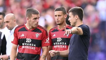 Lisci da indicaciones a Diego Moreno y Godoy antes de ingresar en el campo.