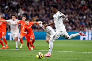 4-1. El delantero brasileño dispara a la derecha de Alejadro Remiro para anotar el cuarto gol del conjunto blanco.