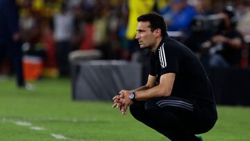 Argentina's coach Lionel Scaloni gestures during the South American qualification football match for the FIFA World Cup Qatar 2022 against Ecuador, at the Isidro Romero Monumental Stadium in Guayaquil, Ecuador, on March 29, 2022. (Photo by FRANKLIN JACOME / POOL / AFP)