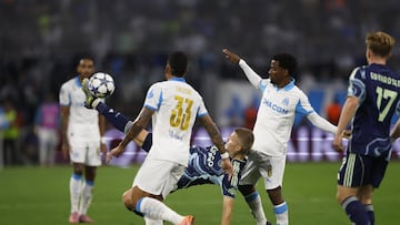 Marseille (France), 30/09/2025.- Anton Gaaei of Ajax Amsterdam (C) in action during the UEFA Champions League league phase soccer match between Olympique Marseille and Ajax Amsterdam in Marseille, France, 30 September 2025. (Liga de Campeones, Francia, Marsella) EFE/EPA/Guillaume Horcajuelo