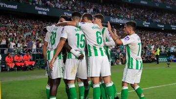 SEVILLA, 01/10/2023.- Assane Diao (i), del Betis, celebra con su compa?eros tras marcar el 1-0 ante el Valencia durante el partido de la Jornada 8 de LaLiga que estos dos equipos juegan hoy en el estadio Benito Villamar赤n. EFE/Julio Mu?oz